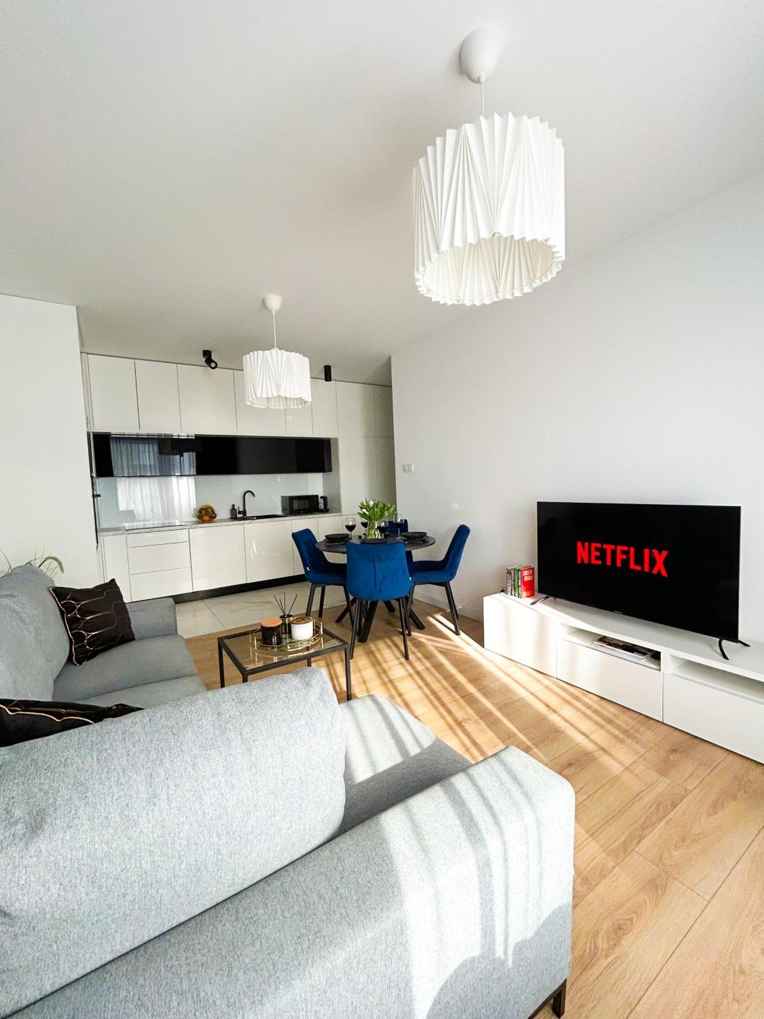 Apartment Lumina Stylish 3-room With Balcony