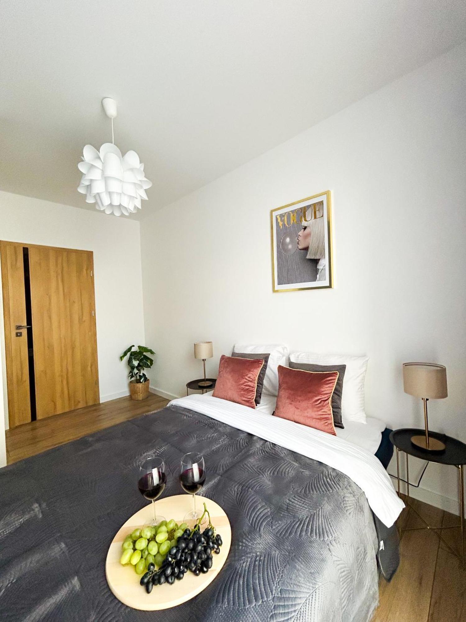 Lumina Stylish 3-room With Balcony Apartment