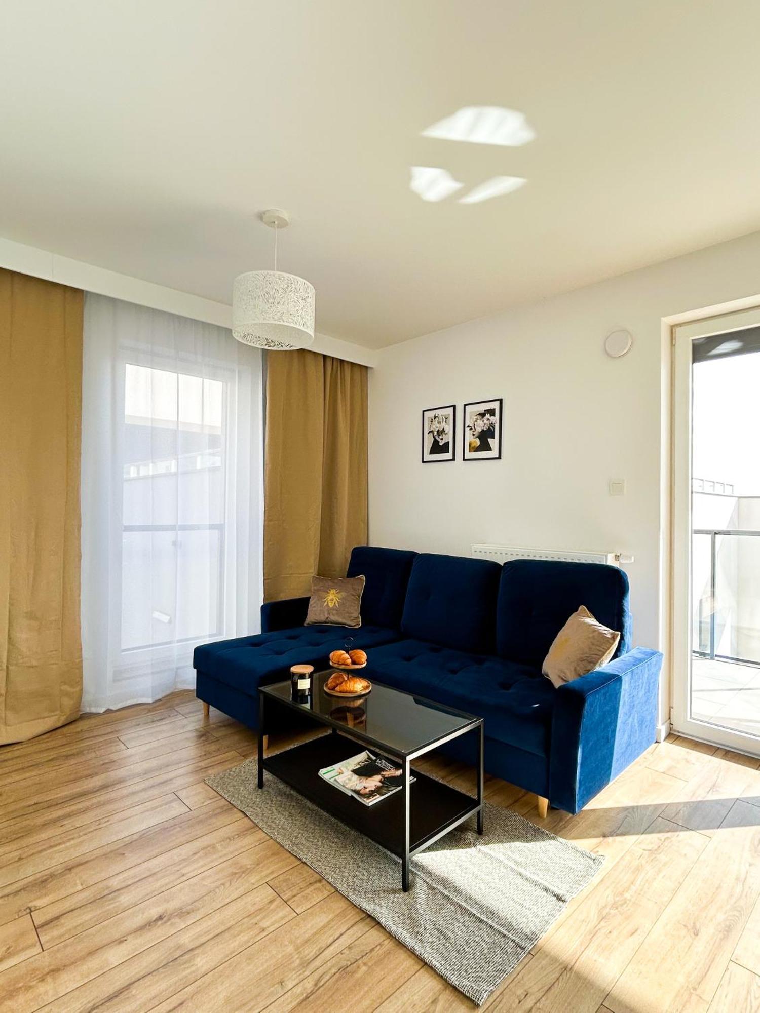Apartment Lumina Stylish 3-room With Balcony
