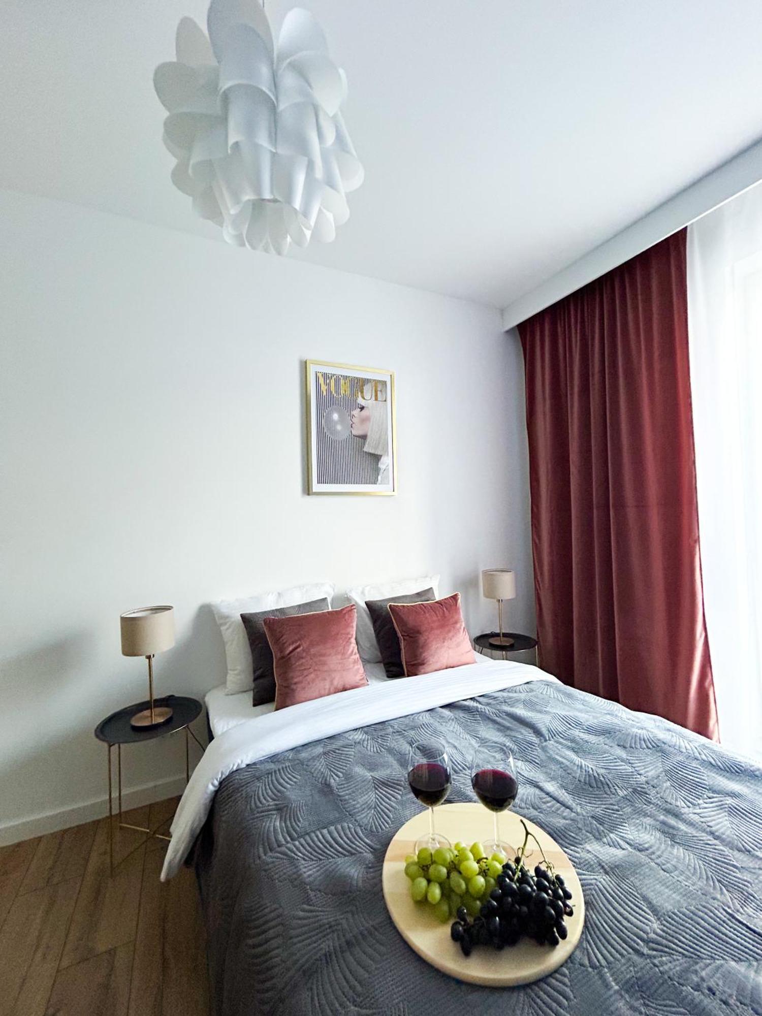 Lumina Stylish 3-room With Balcony Apartment